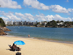 Photo de Praia Grande da Ilha do Boi entouré de montagnes