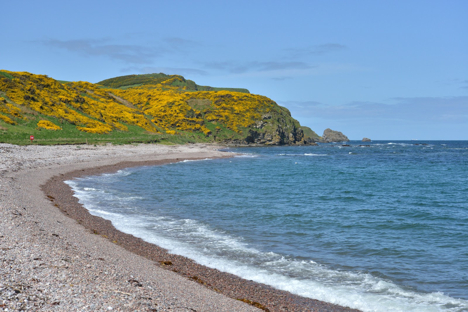 Aberdour Beach的照片 带有碧绿色纯水表面