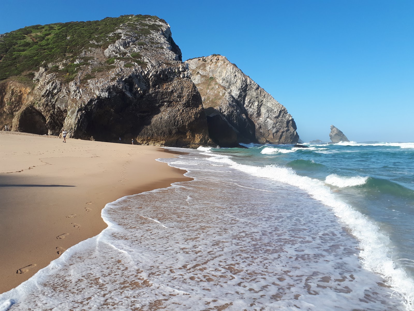 Fotografie cu Plaja Adraga - locul popular printre cunoscătorii de relaxare