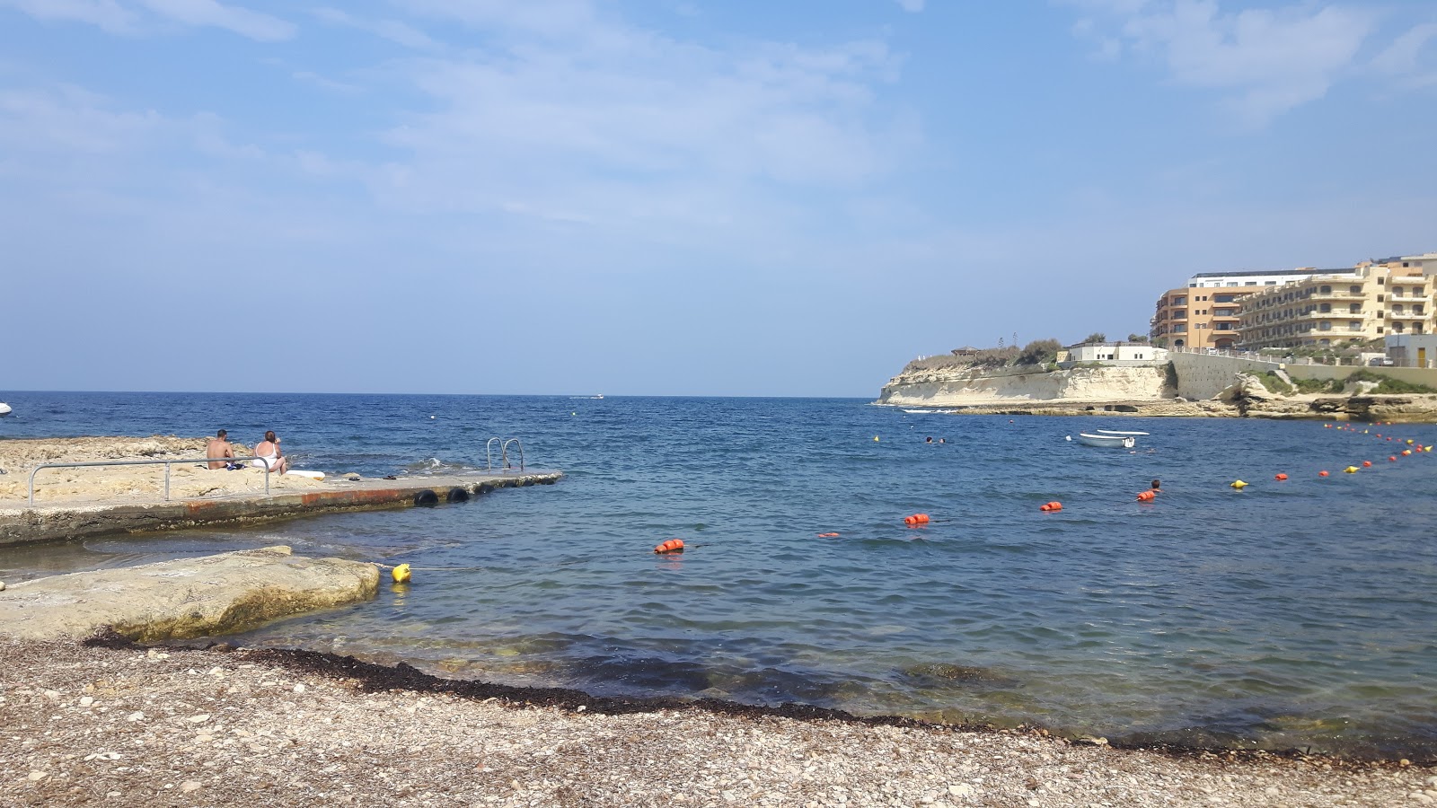 Photo de Qbajjar Bay Beach avec sable brillant et rochers de surface