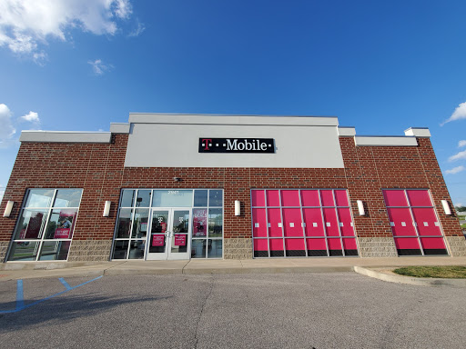 Cell Phone Store «T-Mobile», reviews and photos, 2941 Veterans Memorial Pkwy, St Charles, MO 63303, USA