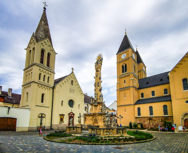 Értékelések erről a helyről: Szent István ferences templom, Veszprém - Templom