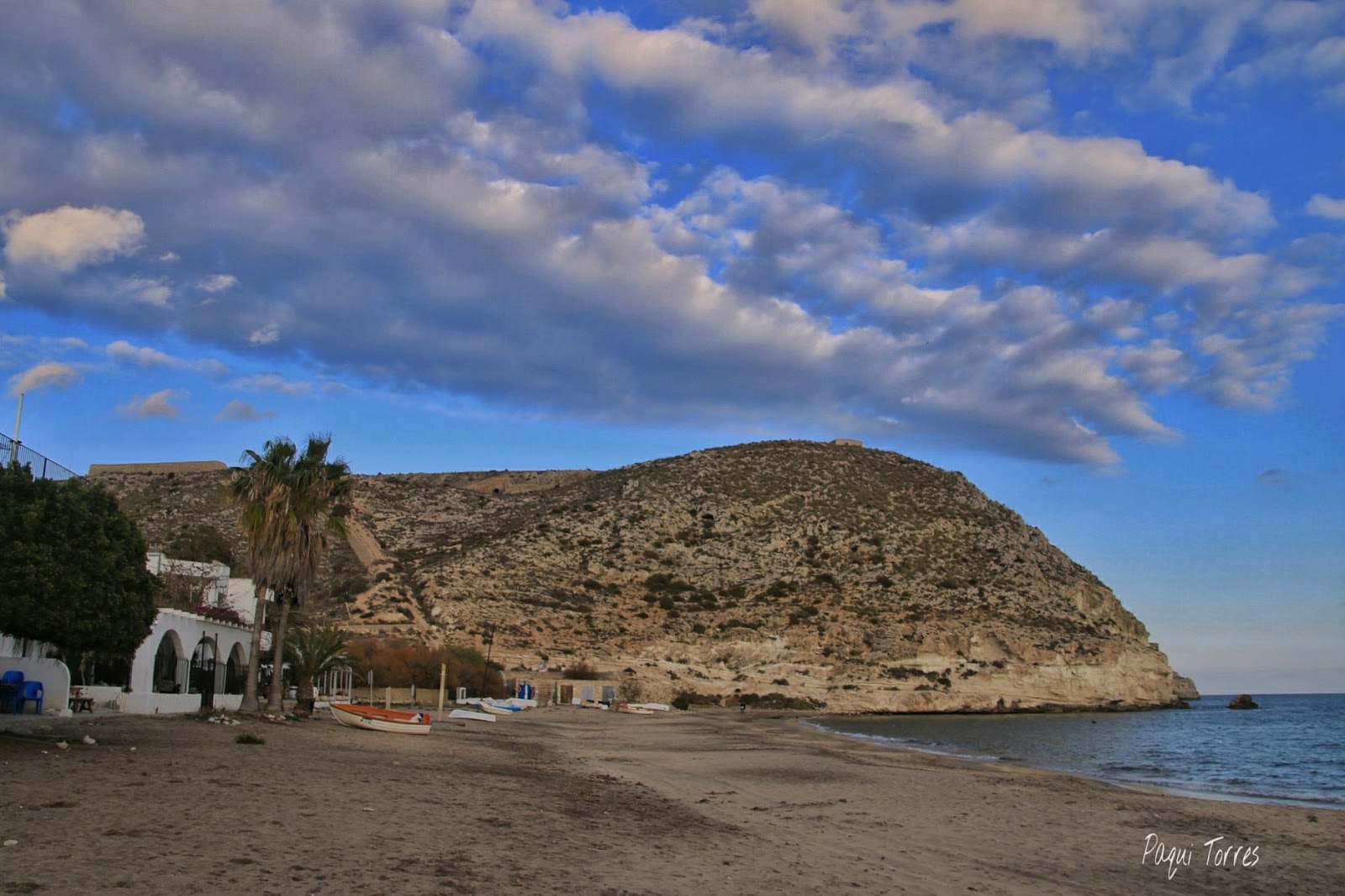 Foto van Playa Agua Amarga en de nederzetting