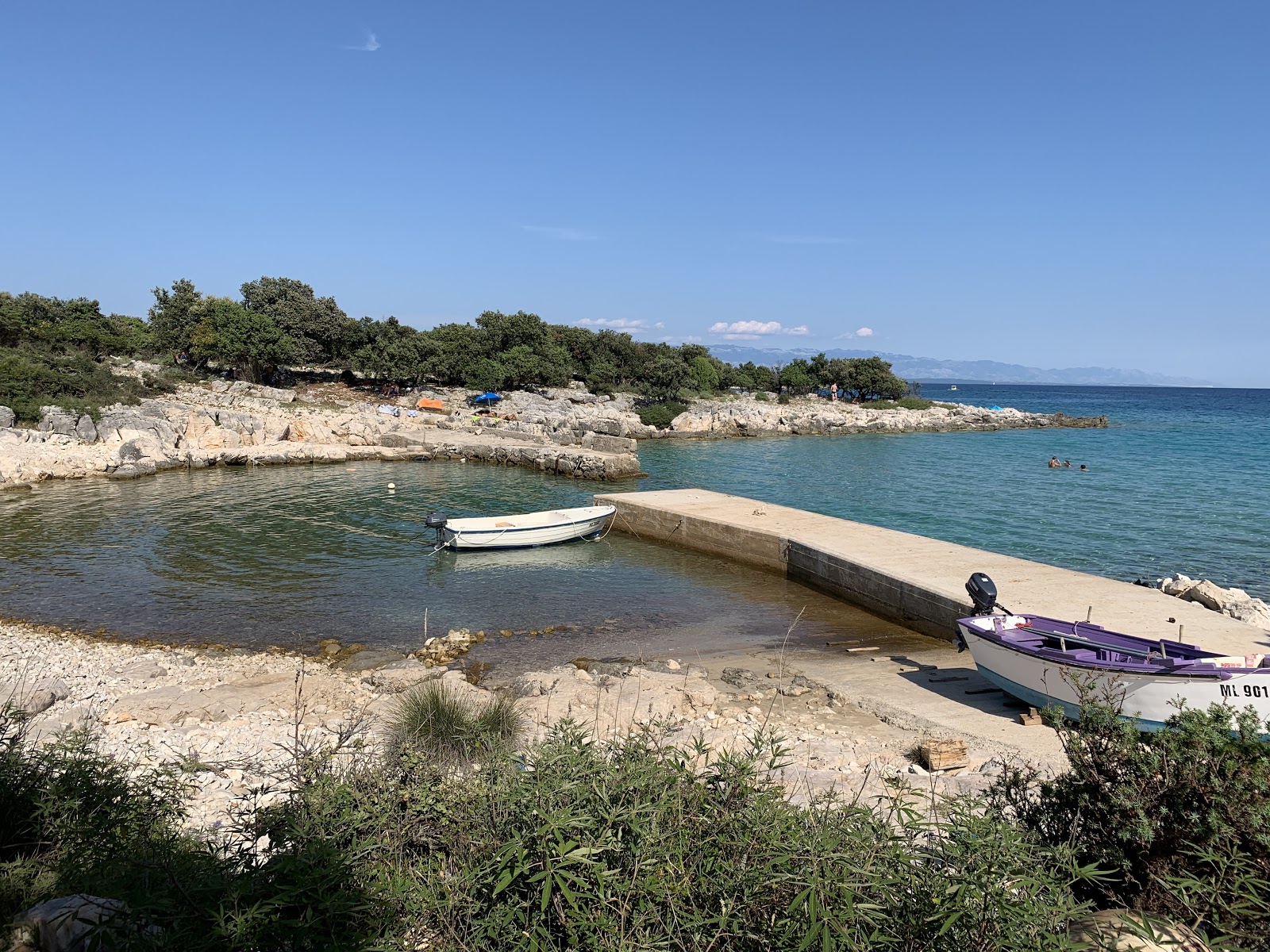 Foto di Meli II beach con una superficie del acqua cristallina