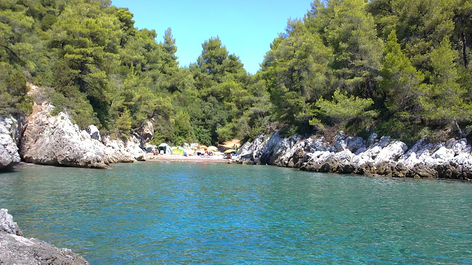 Foto av Agkali secret beach med grönt vatten yta