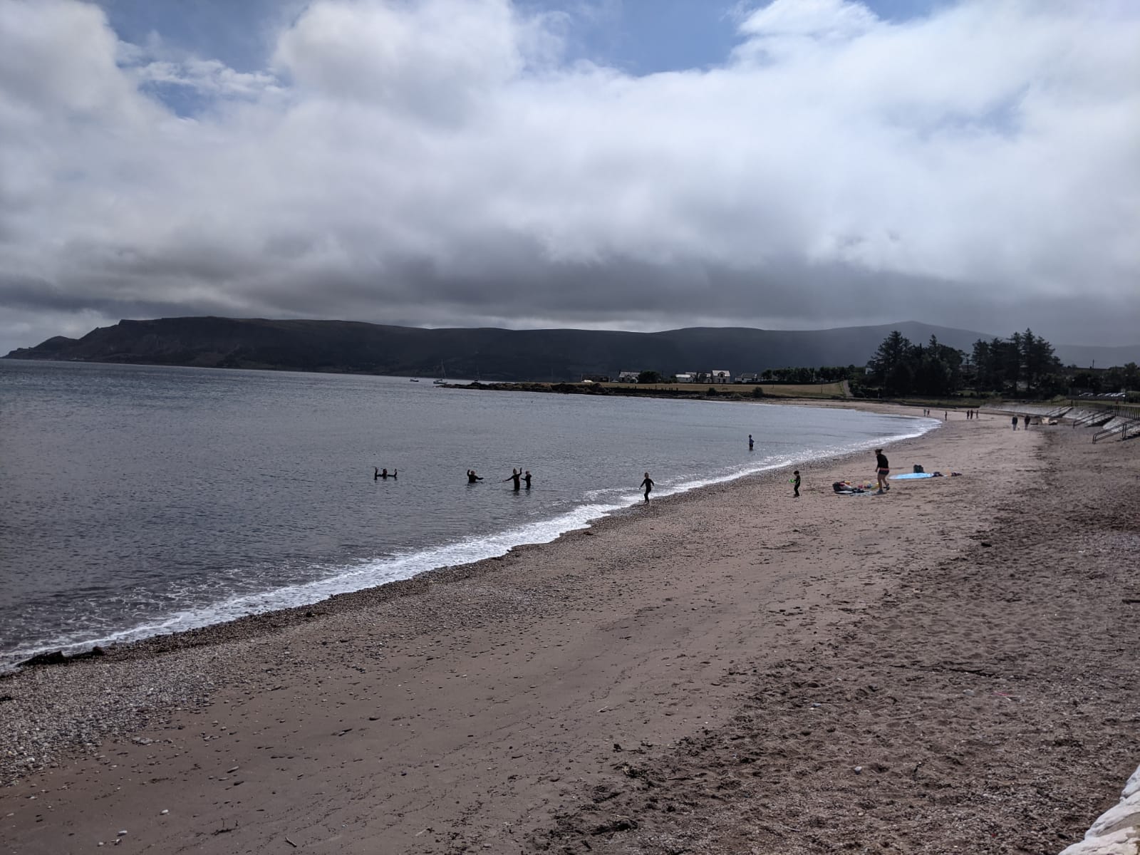 Foto de Cushendall Beach con agua cristalina superficie