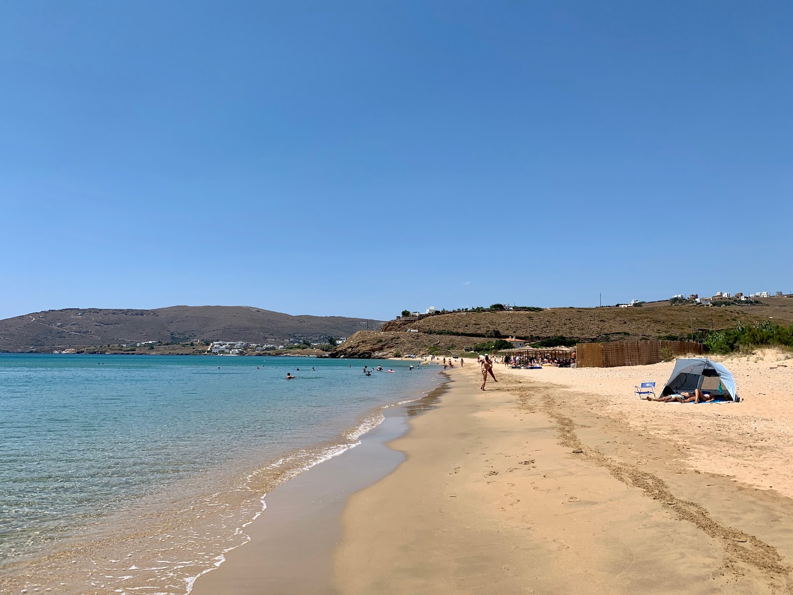 Foto di Agios Petros beach con una superficie del sabbia beige