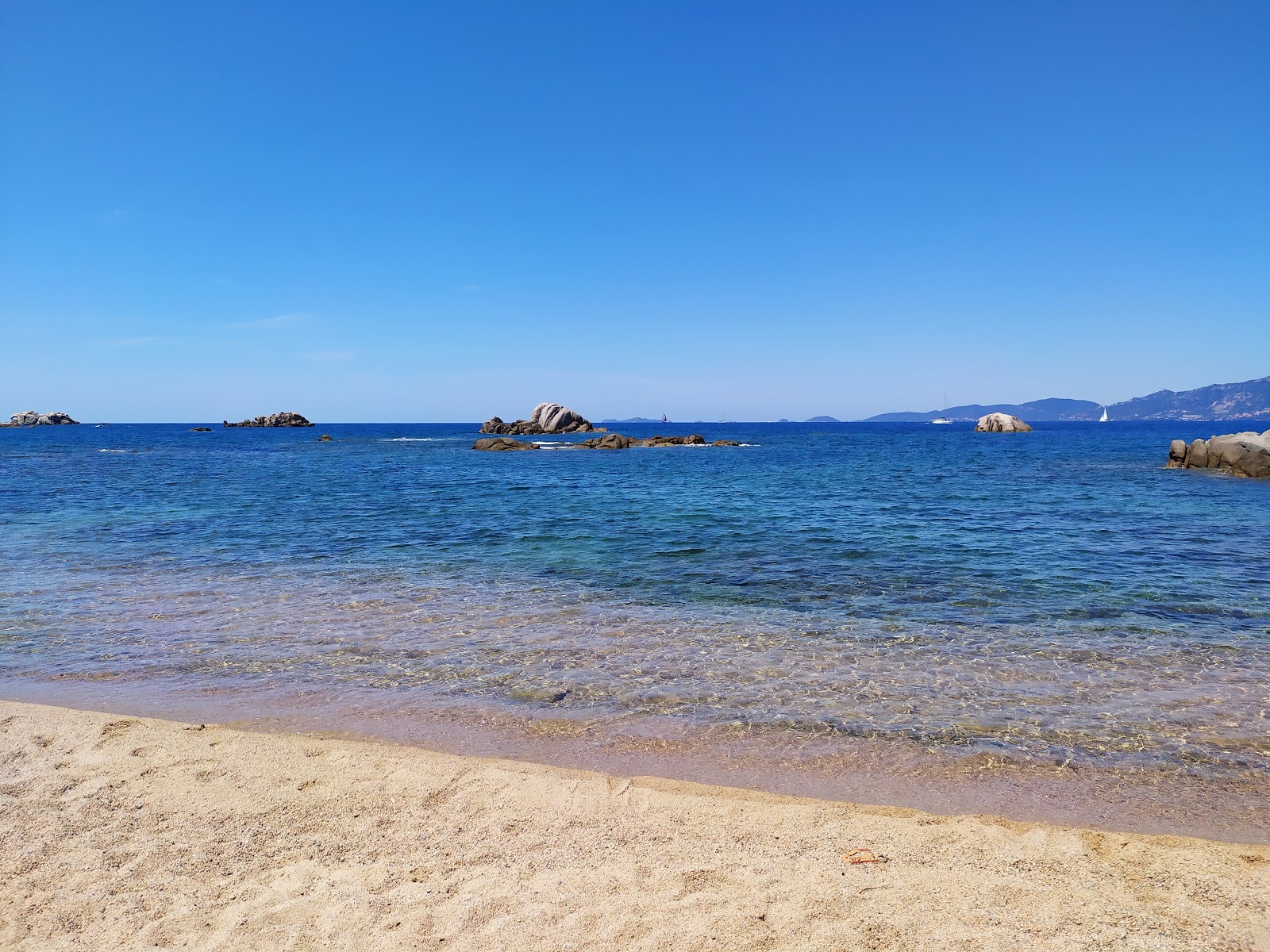 Foto av Isolella beach II med små multi -vikar