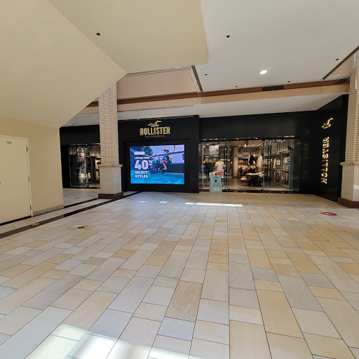 Clothing Store «Hollister Co.», reviews and photos, 30 Mall Dr W #234, Jersey City, NJ 07310, USA