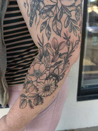 Tattoo Shop «Diamond Dagger Tattoo Studio», reviews and photos, 8894 Fort Smallwood Rd #9a, Pasadena, MD 21122, USA