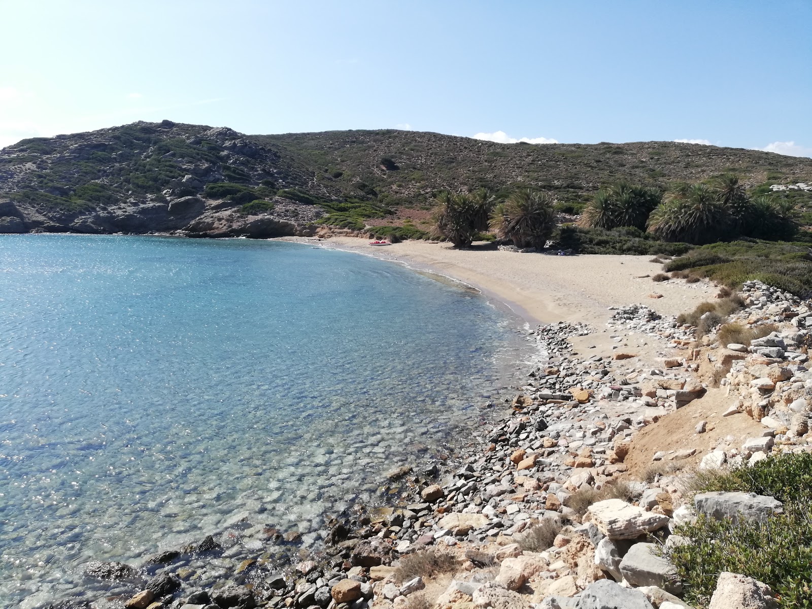 Itanos Plajı'in fotoğrafı küçük koy ile birlikte