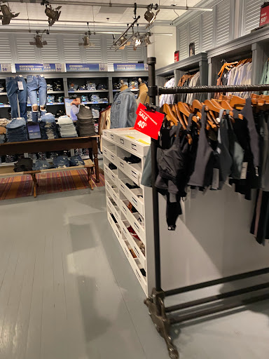 Clothing Store «Hollister Co.», reviews and photos, 30 Mall Dr W #234, Jersey City, NJ 07310, USA