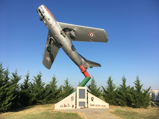 Értékelések erről a helyről: Ejtőernyősök és repülők emlékműve, Kisapostag - Parkoló