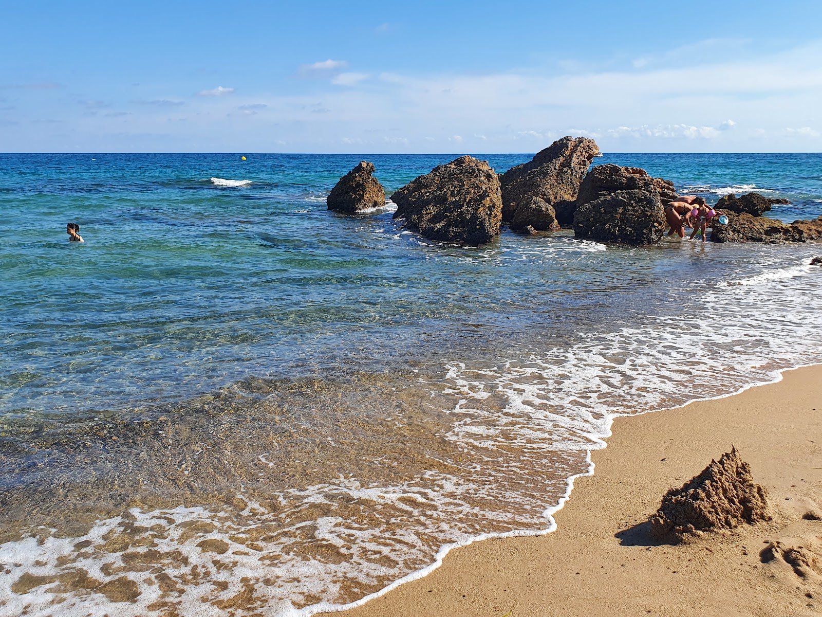 Cala de les Sirenes'in fotoğrafı doğrudan plaj ile birlikte
