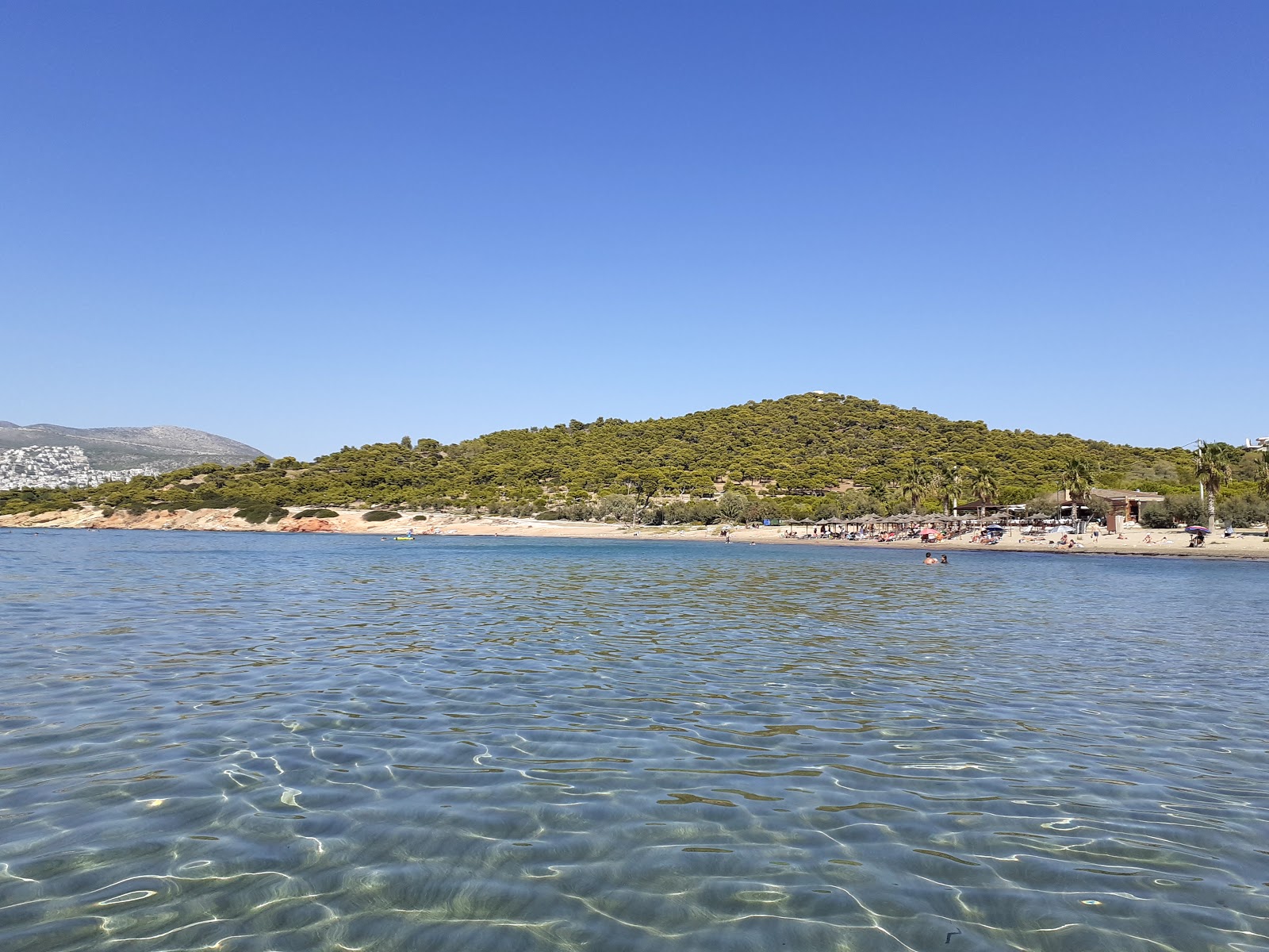 Fotografie cu Kavouri beach - locul popular printre cunoscătorii de relaxare