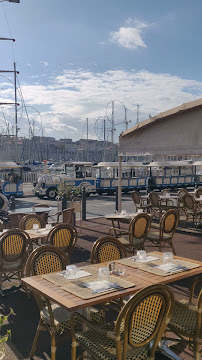 Atmosphère du Restaurant de spécialités à base de poisson-pêcheur Au Doyen à Marseille4:00PM - n°18