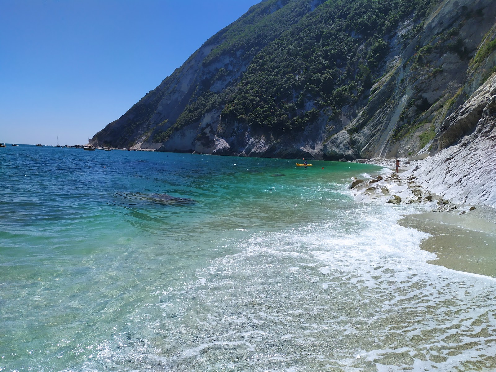 Fotografie cu Spiaggia dei Sassi Bianchi zonă sălbatică