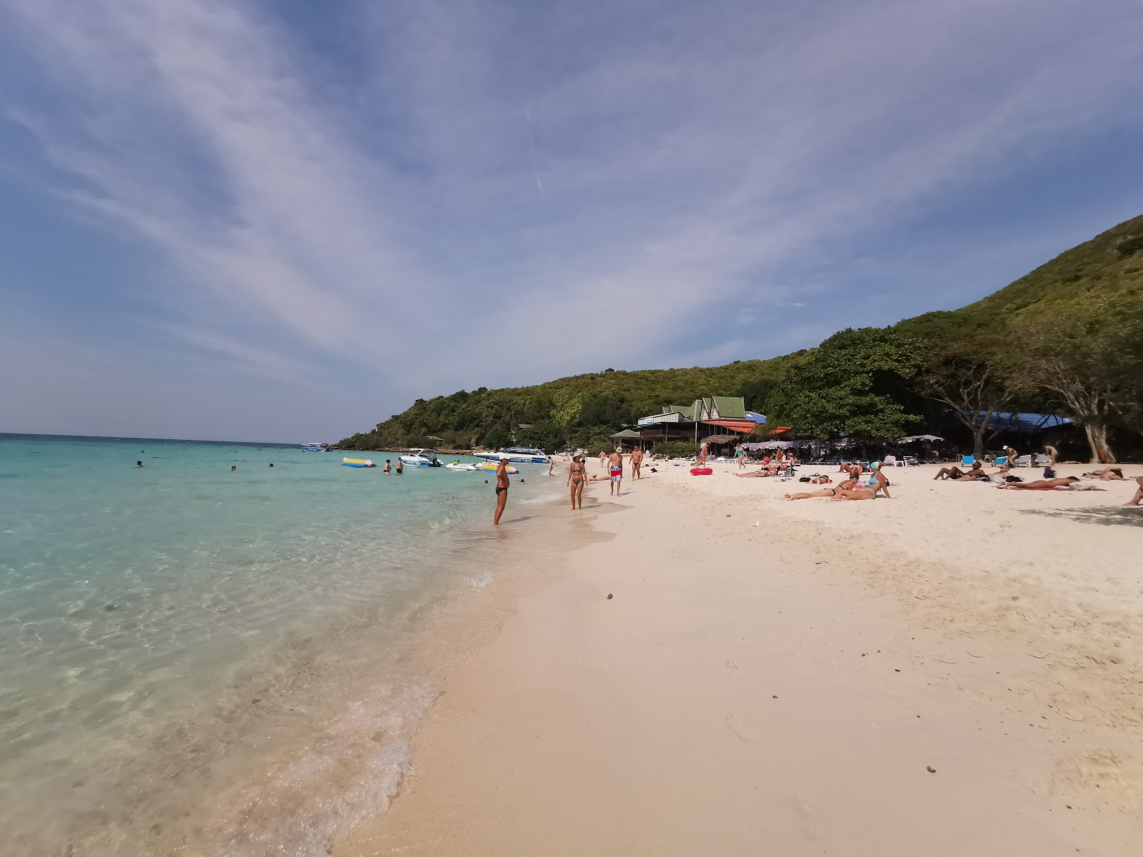 Foto av Tien Beach och bosättningen