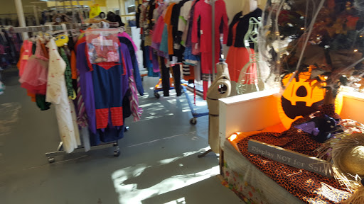 Used Clothing Store «T.E.A.M. Resale Shop», reviews and photos, 300 W Main St, Tomball, TX 77375, USA