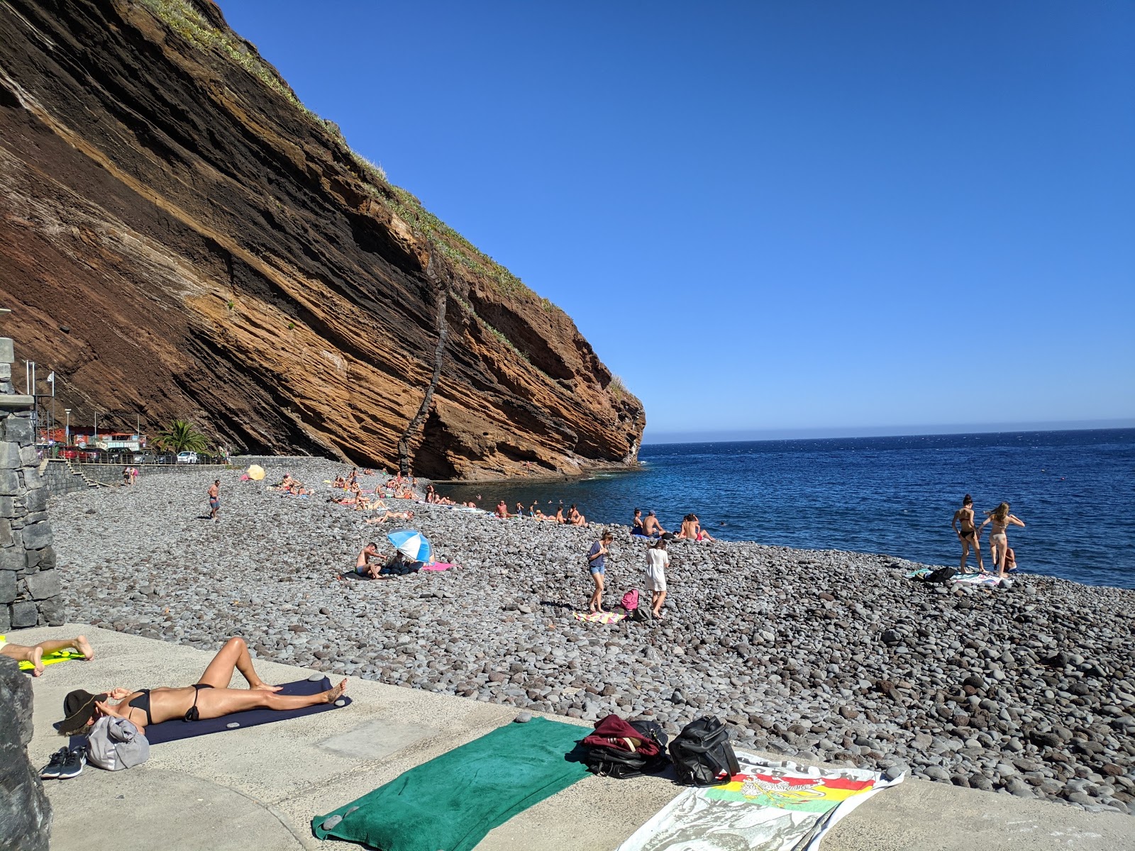 Foto av Praia do Garajau med grå sten yta