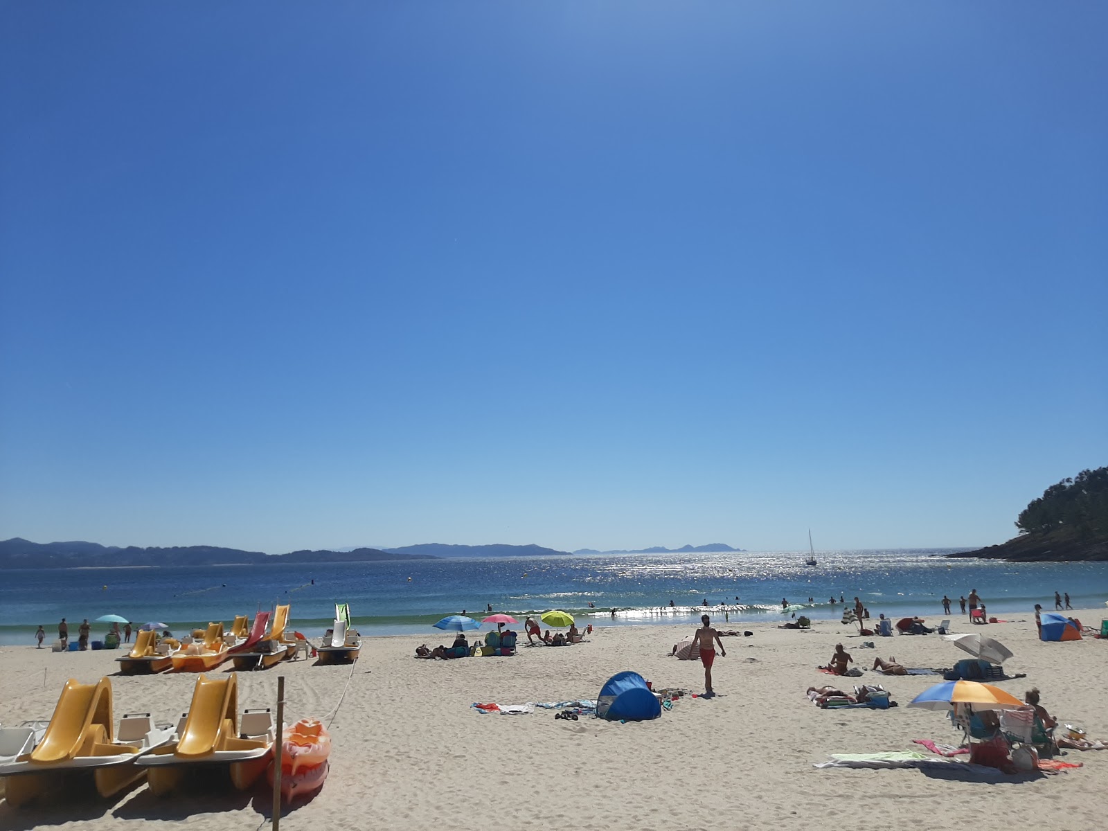 Canelas beach'in fotoğrafı dağlarla çevrili