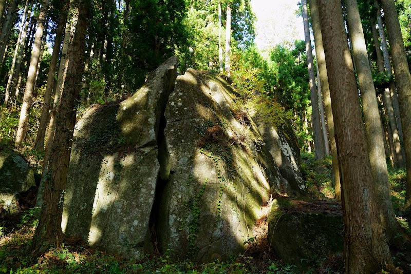 神行堂山麓の巨石