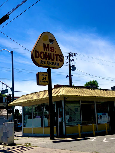 Ms Donuts & Ice Cream, 301 E Lake Ave, Watsonville, CA 95076, USA, 