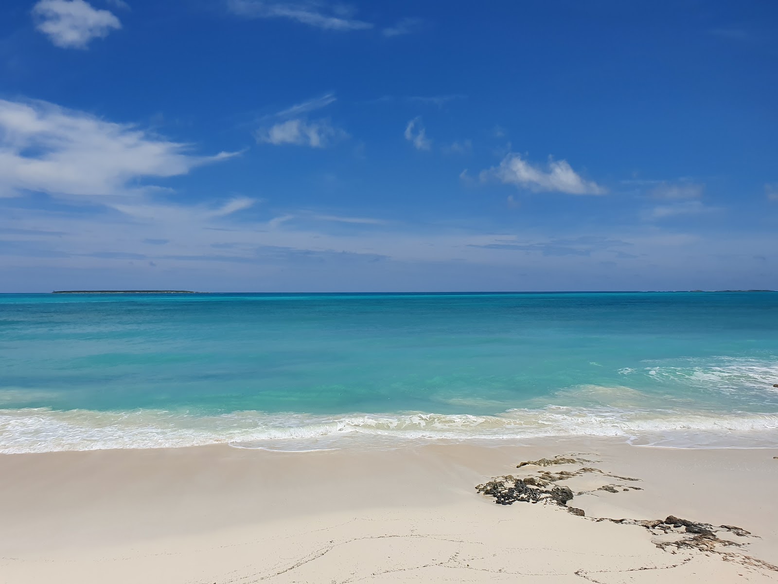 Seaglass beach的照片 带有碧绿色纯水表面