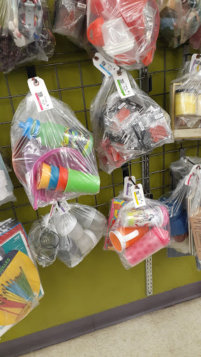 Thrift Store «75th & Thomas Goodwill Retail Store, Donation Center & Career Center», reviews and photos, 2929 N. 75th Ave, Phoenix, AZ 85033, USA