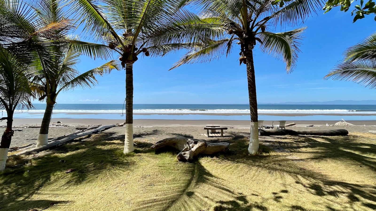 Φωτογραφία του Playa Tivives με καφέ άμμος επιφάνεια