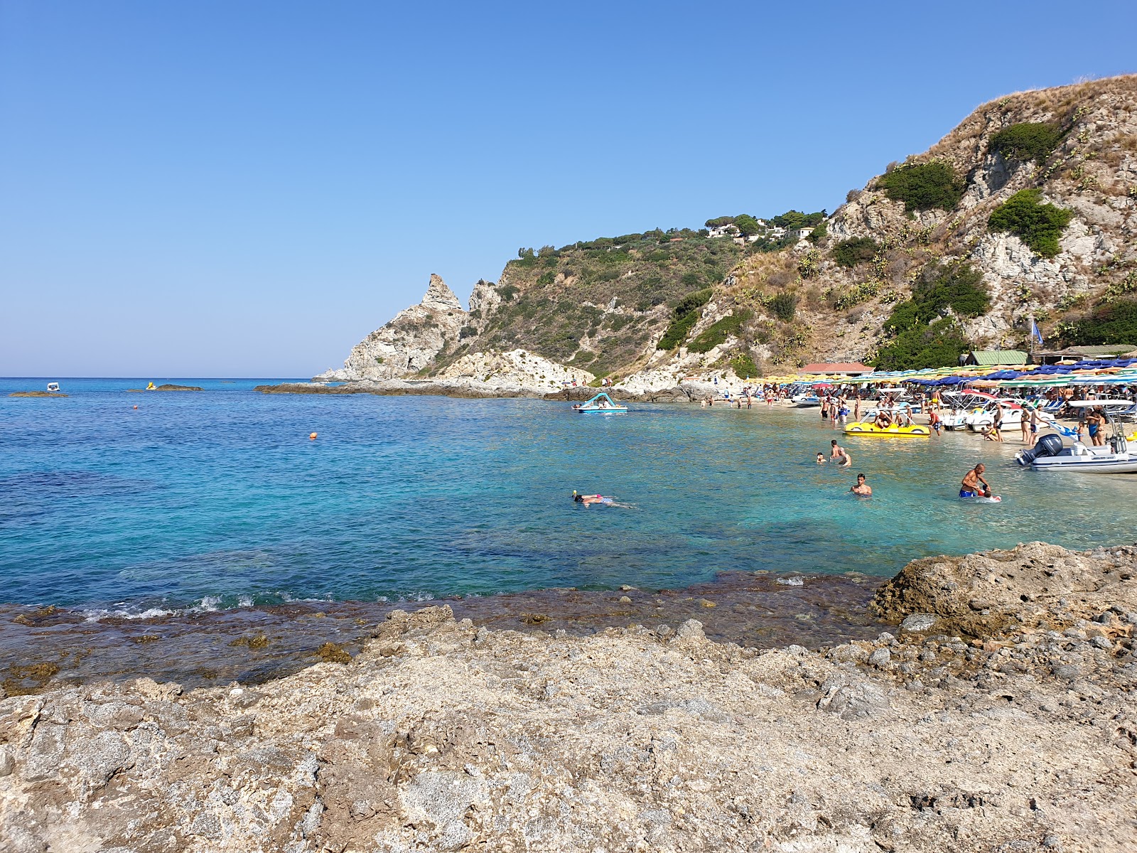 Foto di Spiaggia di Grotticelle con una superficie del acqua blu