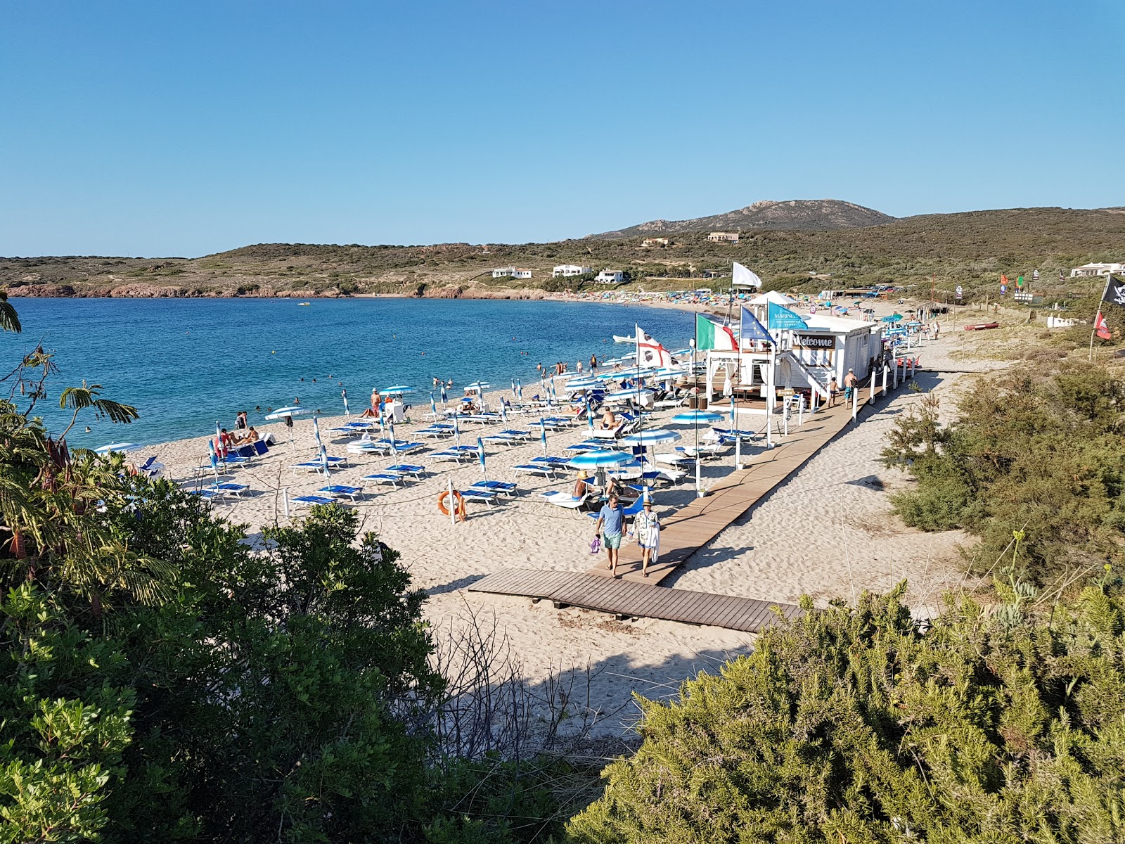 Fotografie cu Plaja La Marinedda sprijinit de stânci