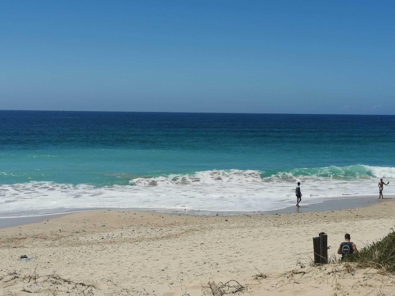 Pollok beach的照片 带有碧绿色纯水表面