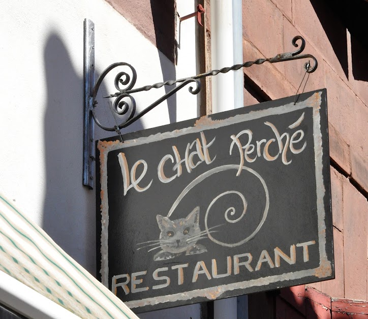 le chat perché à Saint-Jean-Pied-de-Port