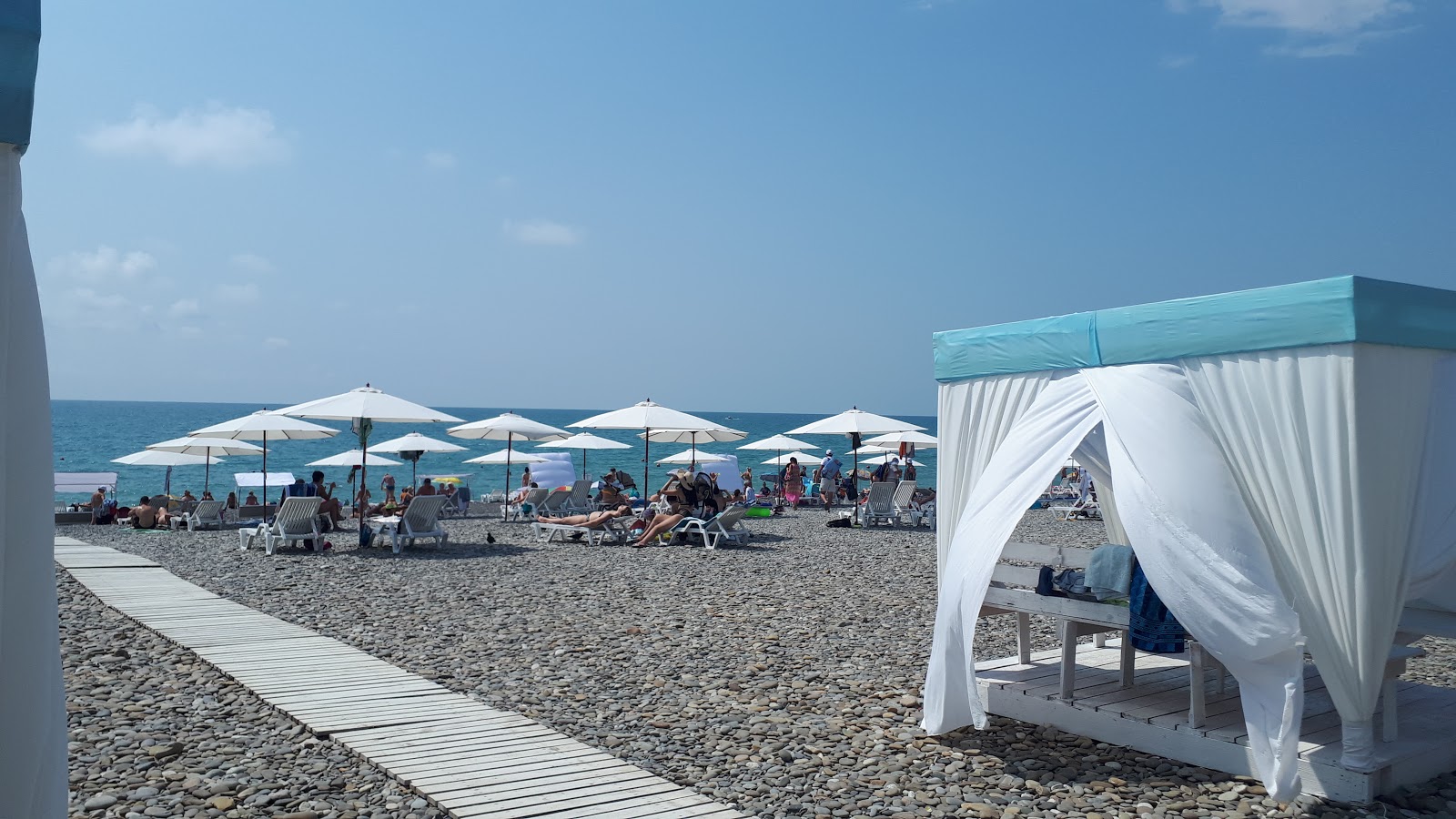 Lastochka beach'in fotoğrafı uçurumlarla desteklenmiş