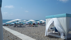 Lastochka beach'in fotoğrafı uçurumlarla desteklenmiş