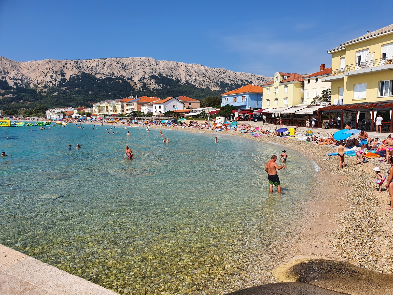 Foto di Spiaggia Vela con una superficie del ciottolo fine bianco