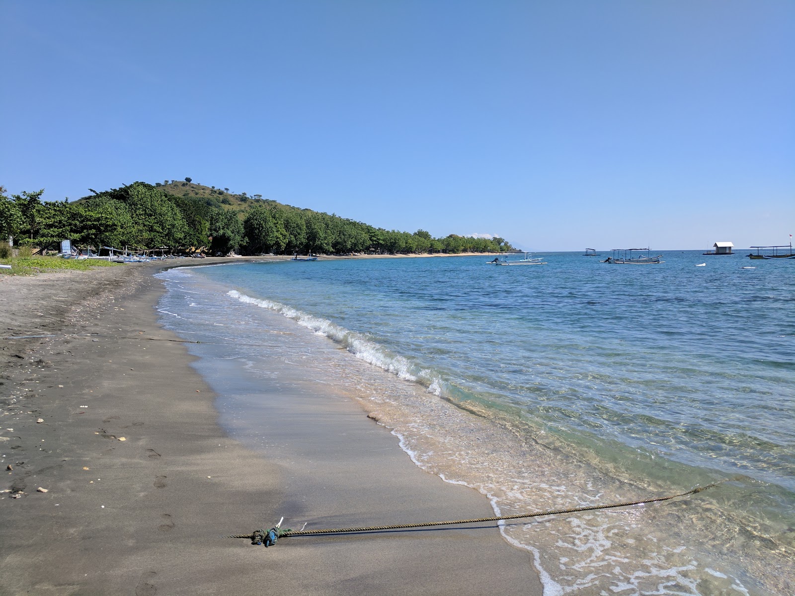 Fotografie cu Pemuteran Beach cu o suprafață de apă pură albastră