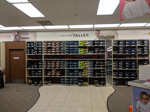 Shoe Store «Famous Footwear», reviews and photos, 211 NE Englewood Rd, Kansas City, MO 64118, USA