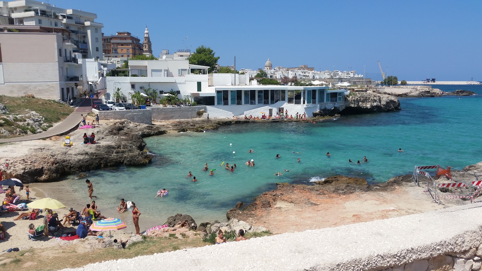 Foto di Cala Porto Bianco beach con parzialmente pulito livello di pulizia