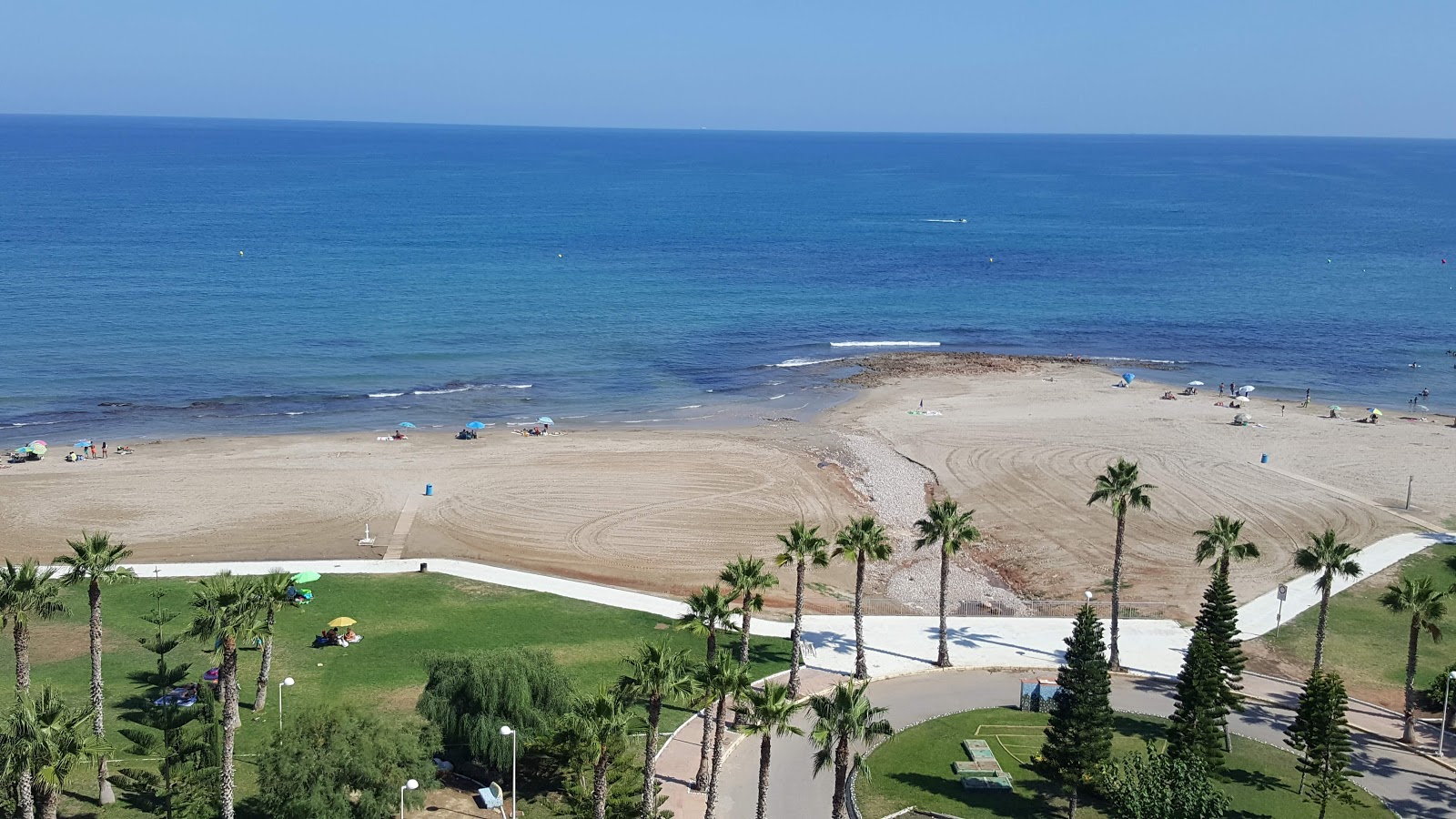 Photo of Playa de les Amplaries with very clean level of cleanliness