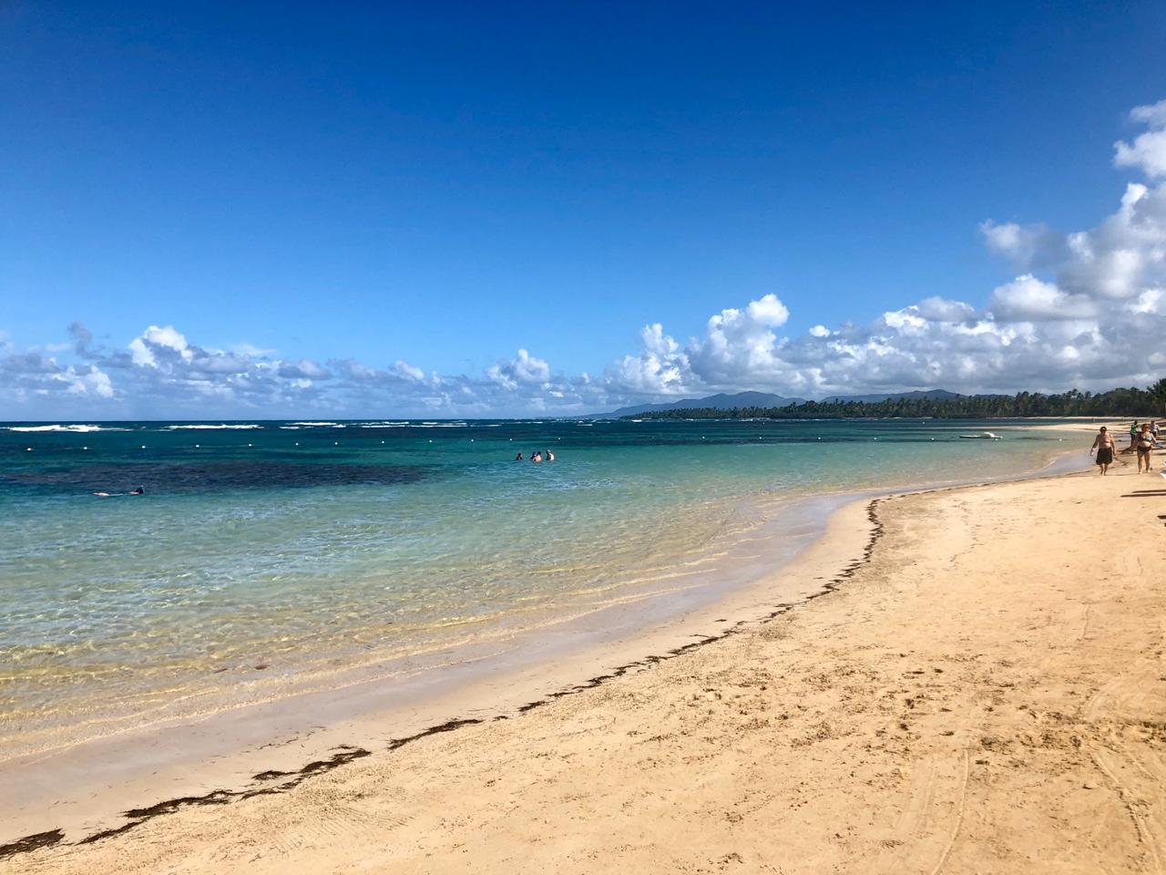 Foto av Calolima Stranden med rymlig strand