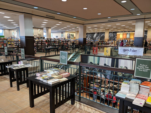 Book Store «Barnes and Noble», reviews and photos, 2500 N Mayfair Rd, Milwaukee, WI 53226, USA