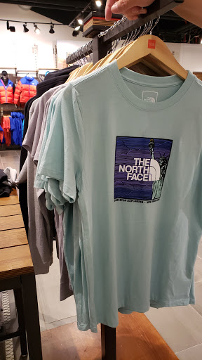 Clothing Store «The North Face», reviews and photos, 1 Garden State Plaza Blvd, Paramus, NJ 07652, USA