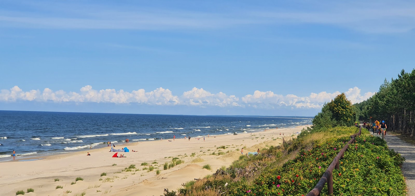 Przebrno beach的照片 带有碧绿色水表面