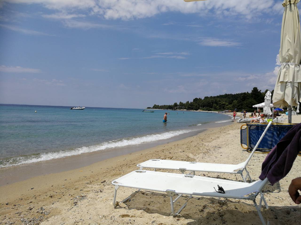 Tripotamos beach'in fotoğrafı mavi saf su yüzey ile