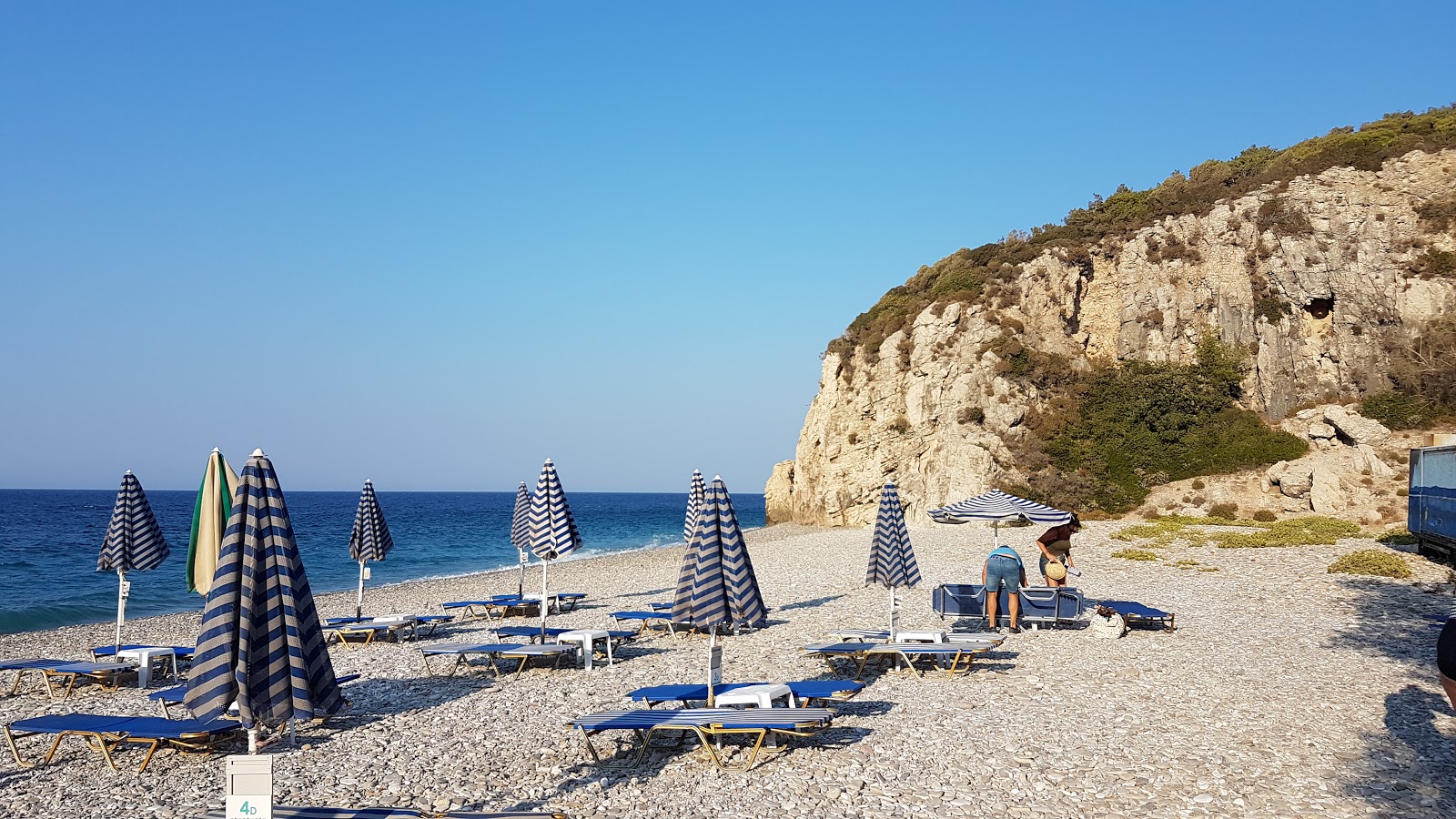 Avlakia beach的照片 带有蓝色纯水表面