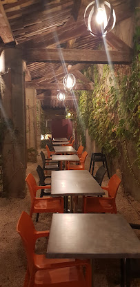 Atmosphère du Restaurant français La Petite Ecole à Gargas - n°7