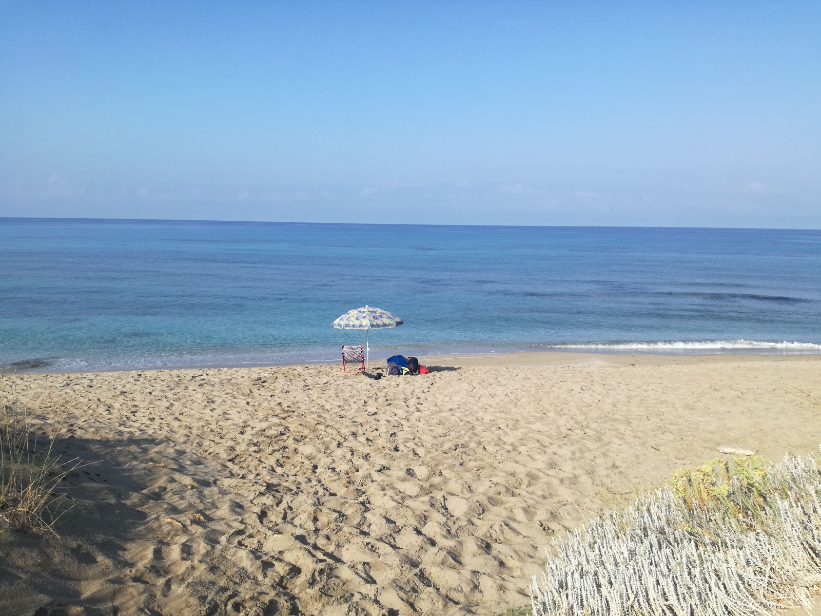 Spiaggia di Mare Morto'in fotoğrafı - rahatlamayı sevenler arasında popüler bir yer