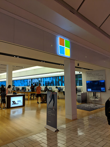 Microsoft Store - Tysons Corner Center, 1961 Chain Bridge Rd, Tysons, VA 22102, USA, 